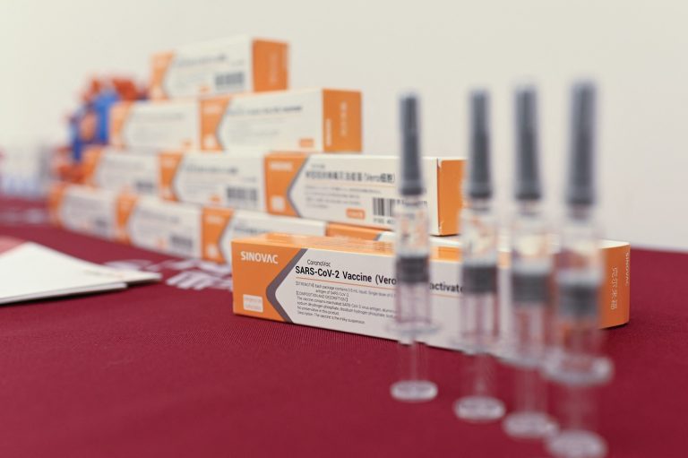 As vacinas da Sinovac Biotech, uma das 11 empresas chinesas aprovadas para realizar testes clínicos de vacinas contra o coronavírus, são exibidas em uma entrevista coletiva durante um tour pela nova fábrica construída em Pequim. Foto Wang Zhao/AFP. Setembro/2020