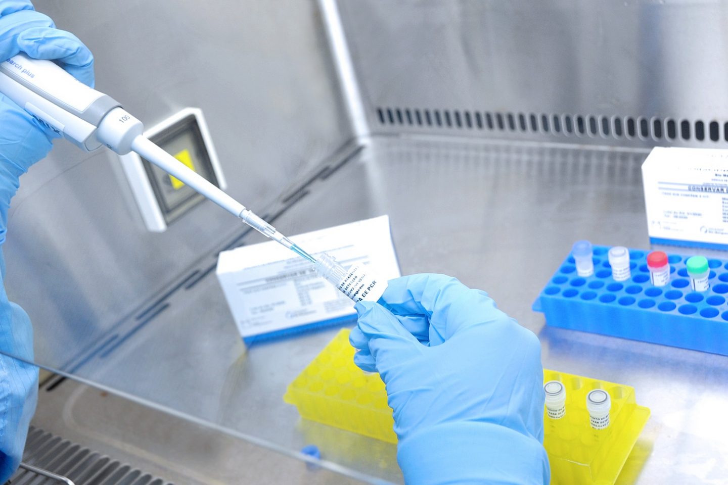 No laboratório de Bio-Manguinhos, na Fiocruz, técnico trabalha com o kit de diagnóstico molecular para o coronavírus. Foto Imagens Fiocruz/Julho/2020