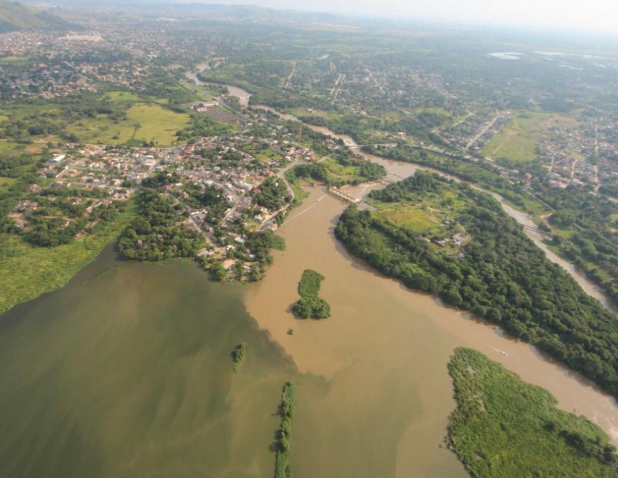 Foto aérea de poluição no Guandu: geosmina volta a trazer cor escura e cheiro ruim à água dos cariocas (Foto: Trata Brasil/ Mário Moscatelli)