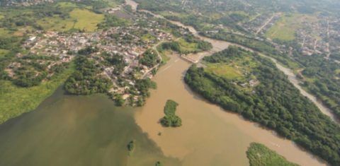 Foto aérea de poluição no Guandu: geosmina volta a trazer cor escura e cheiro ruim à água dos cariocas (Foto: Trata Brasil/ Mário Moscatelli)
