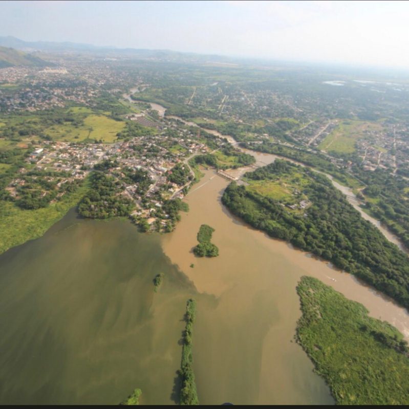 Foto aérea de poluição no Guandu: geosmina volta a trazer cor escura e cheiro ruim à água dos cariocas (Foto: Trata Brasil/ Mário Moscatelli)