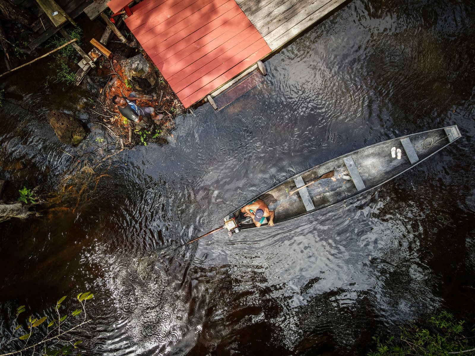 An aerial view of a boat on the river in Igarapé Caeté, an África quilombola community in the municipality of Moju, Pará, Brazil.