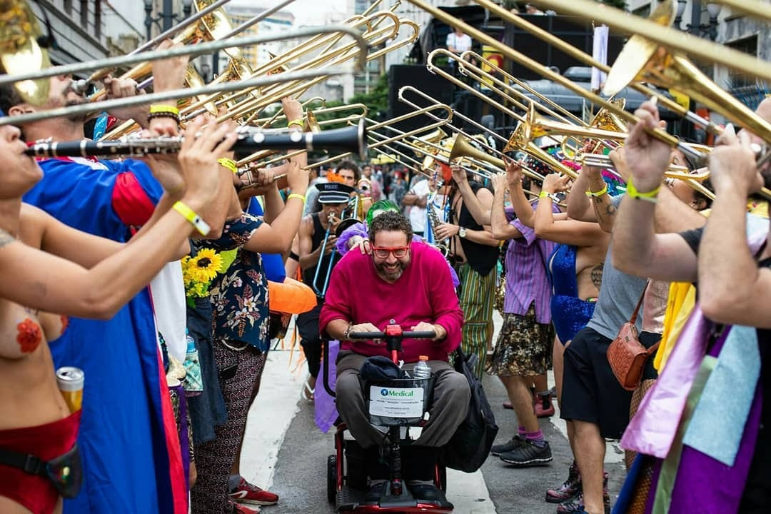 Cadeirante em desfile da Orquestra Voadora no carnaval de rua do Rio de Janeiro