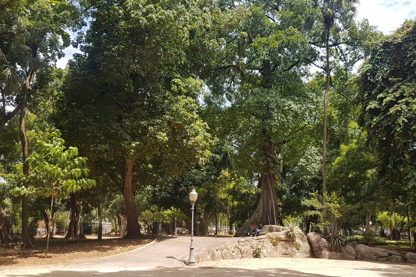 Cariocas aproveitam a sombra no Passeio Público: parque e Centro da cidade à espera de melhores verões (Foto: Oscar Valporto)