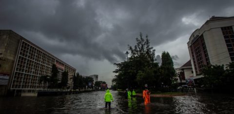 Enchente na Indonésia, fenômeno cada vez mais frequente em país com pouca variação na temperatura: pesquisa aponta que variação de apenas 1ºC na temperatura pode provocar queda de 5% na economia (Foto: WP Sihardian/NurPhoto/AFP)