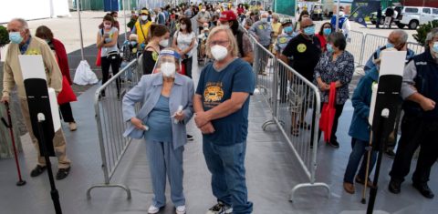 Idosos na fila para receber a vacina Coronavac no primeiro dia de vacinação em massa no posto montado no Estádio Bicentenário, em Santiago: Chile vacinou 5,5% da população em uma semana (Foto: Martin Bernetti/AFP - 03/02/21)