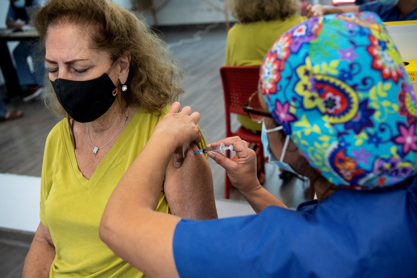 Idosa vacinada com a Coronavac em posto de vacinação em Santiago: Chile vacinou mais de 1 milhão de pessoas em seis dias (Foto: Martin Bernetti/AFP)