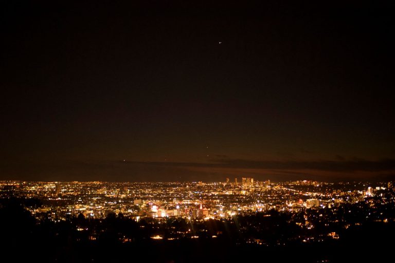 Céu de Los Angeles, cidade de 4 milhões de habitantes: muita luz artificial, poucas estrelas (Foto: Patrick T. Fallon/AFP - 22/12/2020)