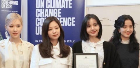 As cantoras do Blackpink com o diploma de embaixadoras da COP 26: mobilização pelo clima através das redes sociais (Foto: Divulgação)