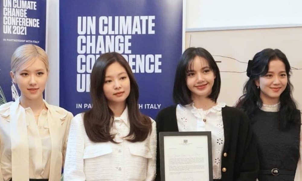 As cantoras do Blackpink com o diploma de embaixadoras da COP 26: mobilização pelo clima através das redes sociais (Foto: Divulgação)