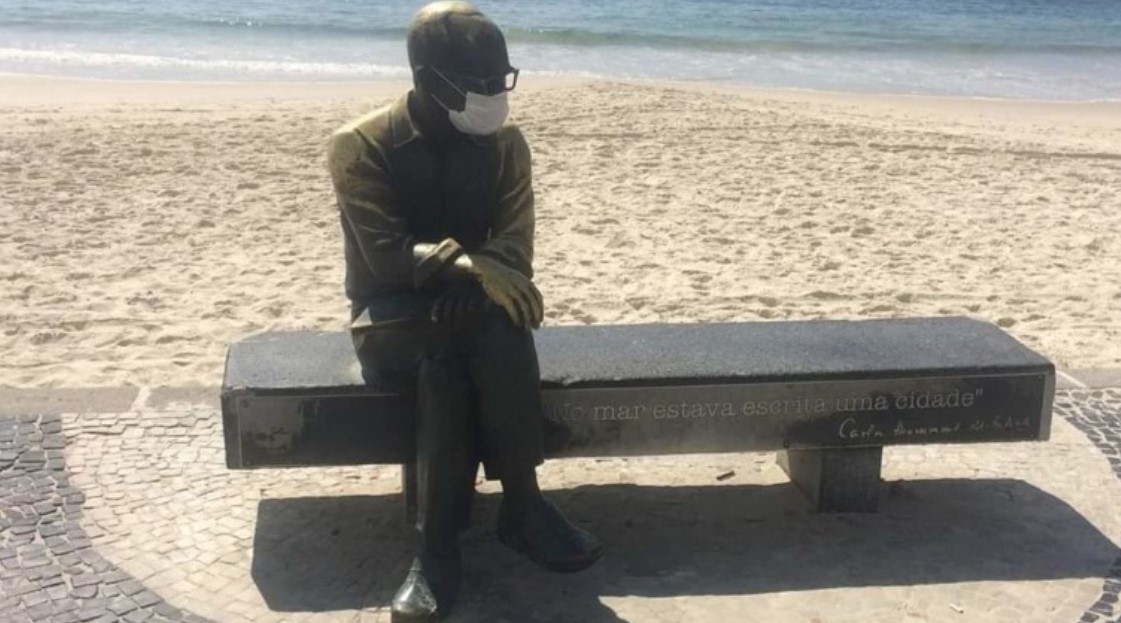 A estátua de Drummond com máscara em Copacabana: cariocas abraçaram monumento ao poeta que abraçou a cidade (Foto: Valdemar Guimarães)
