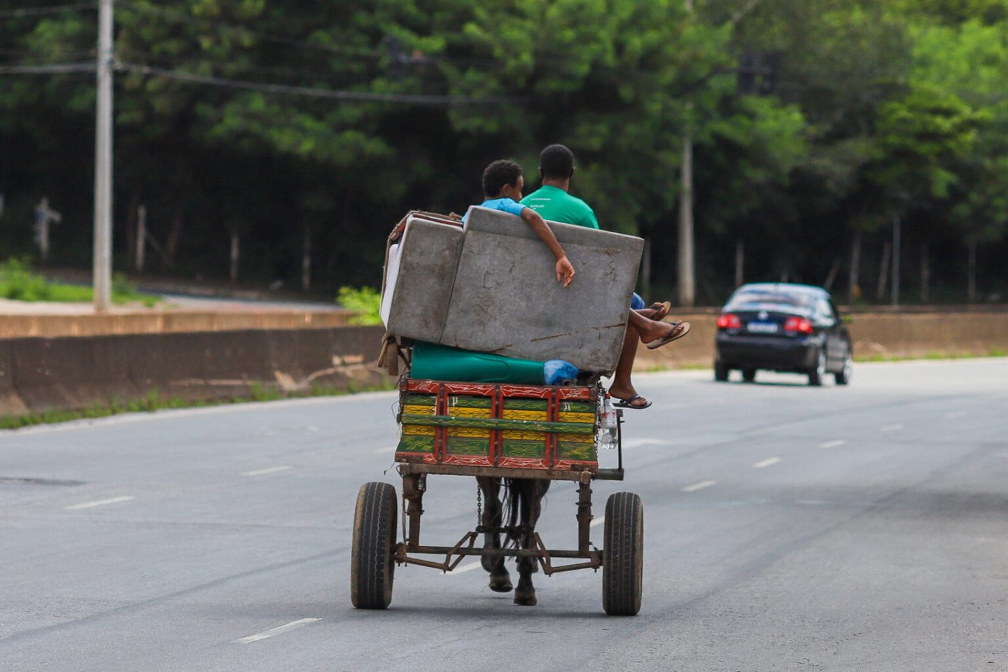 Menino em carroça em Belo Horizonte: Afastamento da escola gera pressão para engajamento no trabalho, comprometendo a perspectiva de futuro dessas crianças (Foto: Joana Suarez)