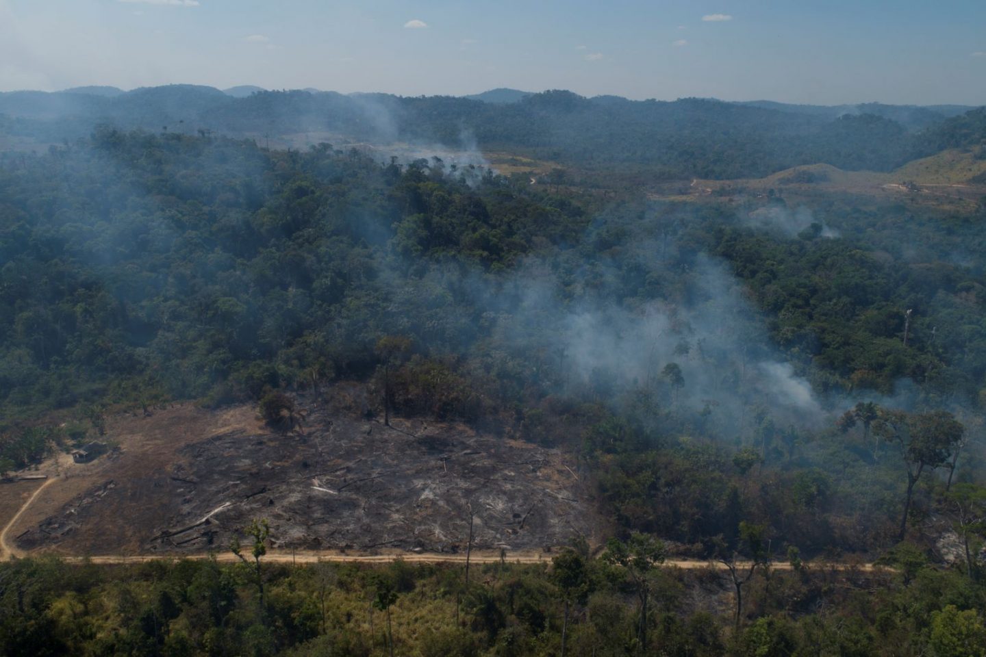 Focos de incêndio em torno de área desmatada em Novo Progresso, Pará: corte no orçamento do Ministério do Meio atinge fiscalização e combate a crimes ambientais (Foto: Fernando Souza / AGIF / AFP - 15/08/2020)