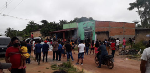 Sede da Associação de Mulheres Indígenas Munduruku com fachada pichada, vidros quebrados e documentos queimados: ataque de garimpeiros e indígenas pró-garimpo (Foto: Reprodução Facebook / Anderson Pantoja / Amazônia Real)