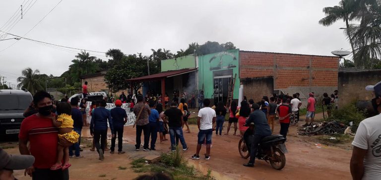 Sede da Associação de Mulheres Indígenas Munduruku com fachada pichada, vidros quebrados e documentos queimados: ataque de garimpeiros e indígenas pró-garimpo (Foto: Reprodução Facebook / Anderson Pantoja / Amazônia Real)