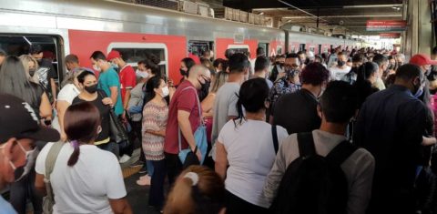 Estação do metrô, em São Paulo, lotada, apesar da "fase vermelha" decretada para conter a propagação do coronavírus. Foto José Antonio/Agencia Anadolu/AFP. Março/2021