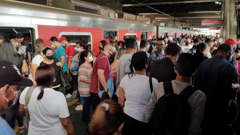 Estação do metrô, em São Paulo, lotada, apesar da "fase vermelha" decretada para conter a propagação do coronavírus. Foto José Antonio/Agencia Anadolu/AFP. Março/2021
