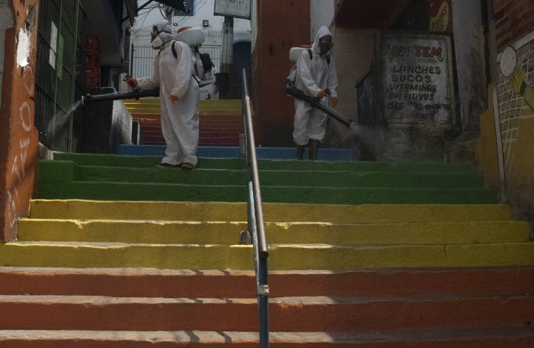 Voluntários fazem a sanitização do Morro Dona Marta, em Botafogo. Favelas do Rio estão entre as mais atingidas pela covid-19. Foto Fabio Teixeira/NurPhoto/AFP. Outubro/2020