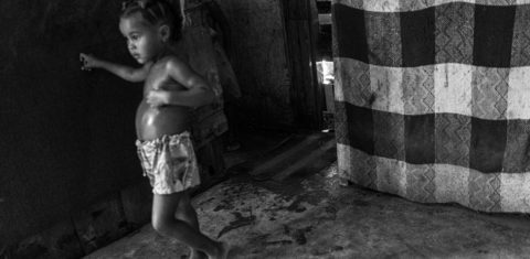 Fome em tempos de pandemia. Vivian da Silva Borges tem 23 anos e mora com os três filhos no Parque das Missões, em Caxias: "Já passei muitos perrengues, sem trabalho e sem comida, mas agora melhorou um pouco porque comecei a fazer trancinhas e consigo dinheiro pro pão, leite, mistura e carne". Foto João Roberto Ripper. Março/2021