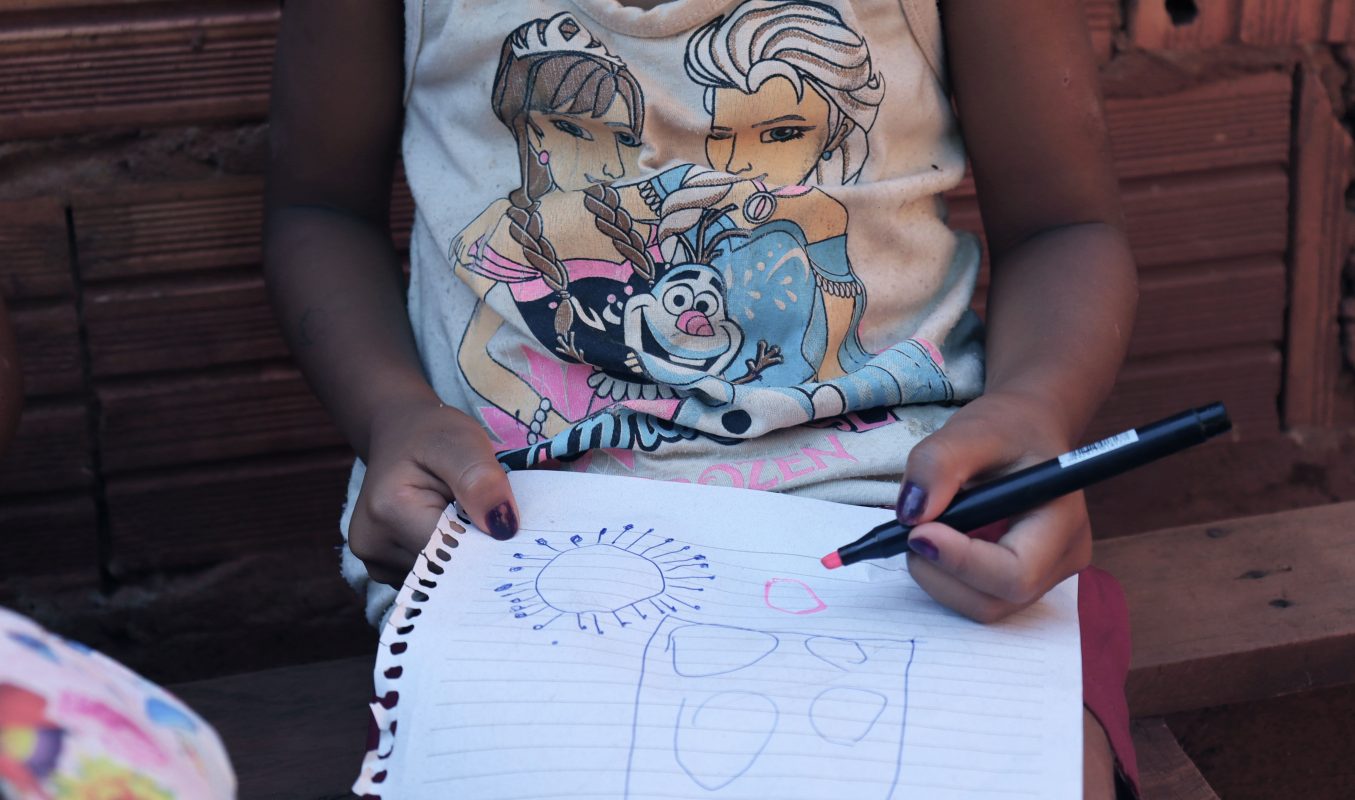 Criança Terena desenha o coronavírus: pandemia prejudica dramaticamente educação na aldeia. Foto Ethieny Karen