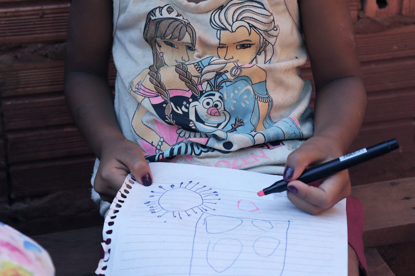 Criança Terena desenha o coronavírus: pandemia prejudica dramaticamente educação na aldeia. Foto Ethieny Karen