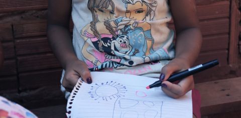 Criança Terena desenha o coronavírus: pandemia prejudica dramaticamente educação na aldeia. Foto Ethieny Karen