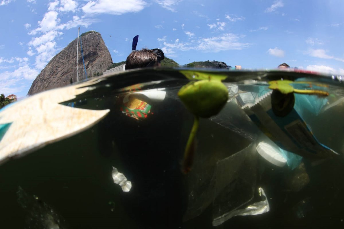 Lixo plástico na Baía de Guanabara: projeto de lei prevê medidas para reduzir danos ambientais, incluindo fim dos falsos biodegradáveis (Foto: Custódio Coimbra - 16/03/2021)