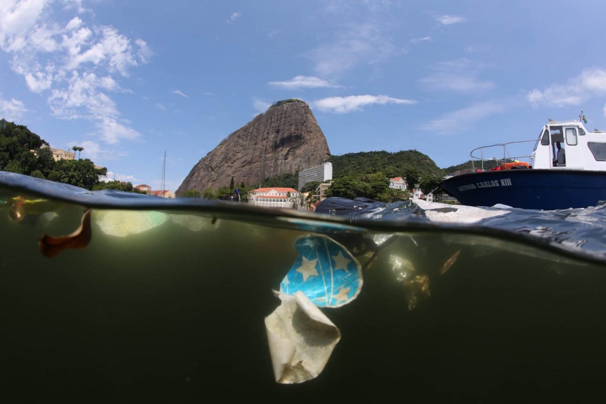 O excesso de lixo plástico nos rios e mares é uma das fronteiras planetárias que está sendo rompida. Foto Custódio Coimbra