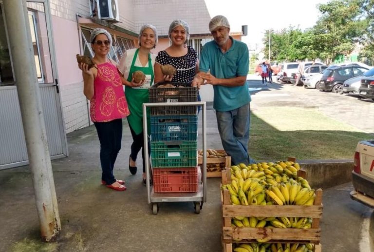 Agricultores celebram entregas via PAA para o campus Nova Iguaçu da Universidade Rural, antes da pandemia. Foto Divulgação