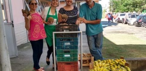 Agricultores celebram entregas via PAA para o campus Nova Iguaçu da Universidade Rural, antes da pandemia. Foto Divulgação