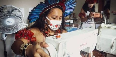 Mulheres Sateré Mawé costuram máscaras para doar e vender: mudança de ocupação em busca da sobrevivência. Foto divulgação