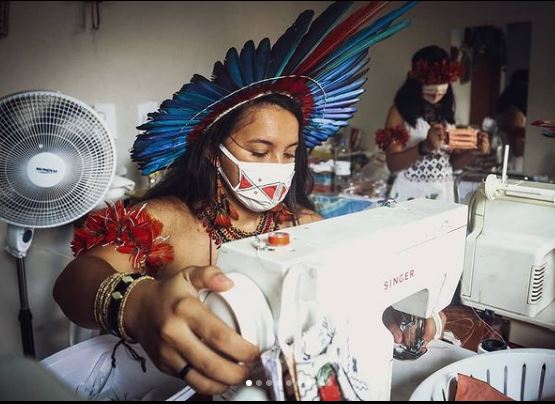 Mulheres Sateré Mawé costuram máscaras para doar e vender: mudança de ocupação em busca da sobrevivência. Foto divulgação