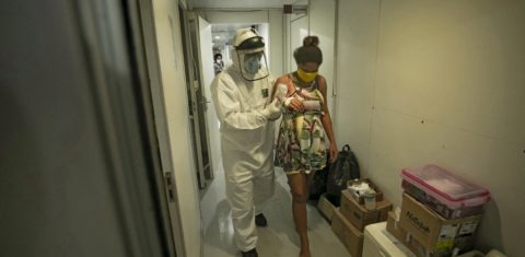 Mulher grávida com suspeita de covid-19 atendida em hospital de Santarém: pesquisa mostra que muitas brasileiras estão adiando plano de engravidar devido à pandemia (Foto: Tarso Sarraf / AFP)