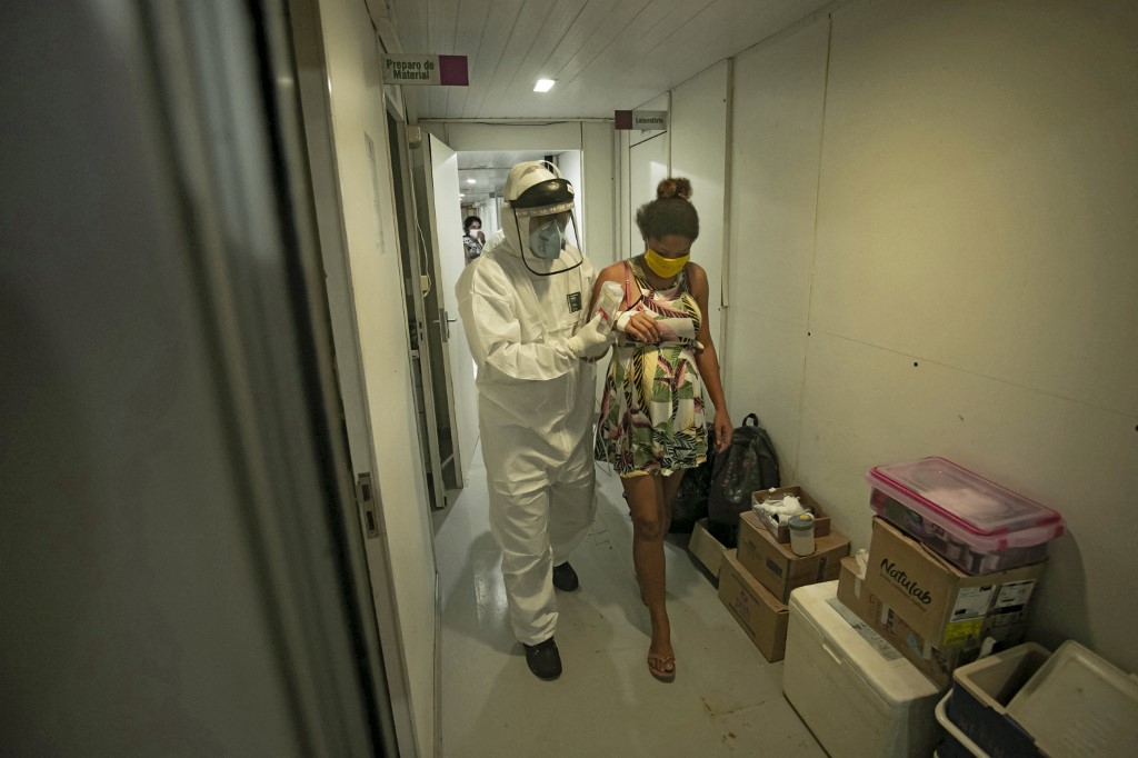 Mulher grávida com suspeita de covid-19 atendida em hospital de Santarém: pesquisa mostra que muitas brasileiras estão adiando plano de engravidar devido à pandemia (Foto: Tarso Sarraf / AFP)