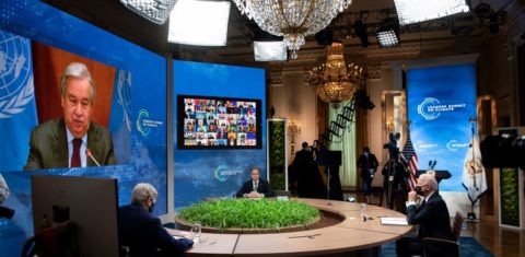 O presidente Joe Biden, seu enviado especial para o clima, John Kerry, e o secretário de Estado, Anthony Blinken, ouvem o secretário-geral da ONU, Antonio Guterres: promessa de corte de 50% das emissões (Foto: Brendan Smialowski / AFP)