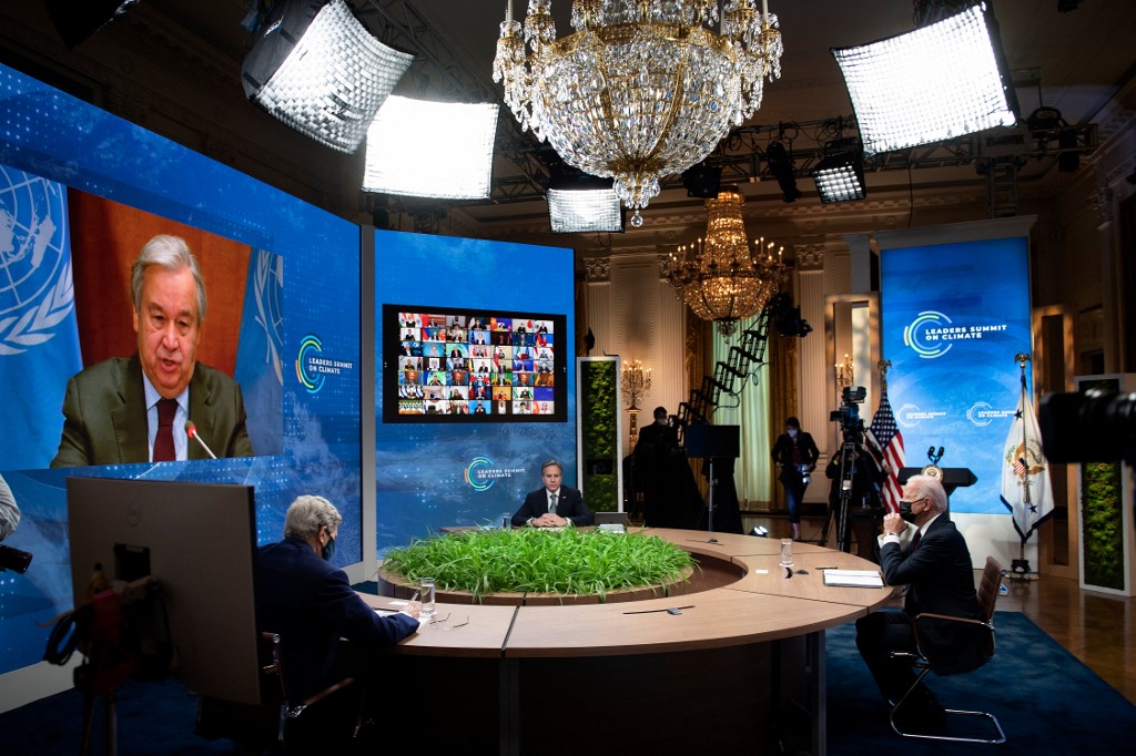 O presidente Joe Biden, seu enviado especial para o clima, John Kerry, e o secretário de Estado, Anthony Blinken, ouvem o secretário-geral da ONU, Antonio Guterres: promessa de corte de 50% das emissões (Foto: Brendan Smialowski / AFP)