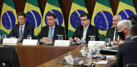 Bolsonaro e seus ministros acompanham os discursos na Cúpula do Clima: presidente em versão ambiental light (Foto: Marcos Corrêa/Presidência da República/AFP)