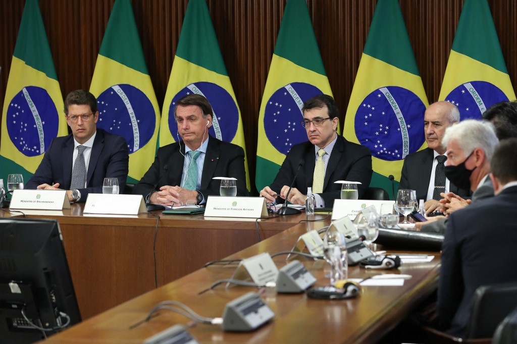 Bolsonaro e seus ministros acompanham os discursos na Cúpula do Clima: presidente em versão ambiental light (Foto: Marcos Corrêa/Presidência da República/AFP)