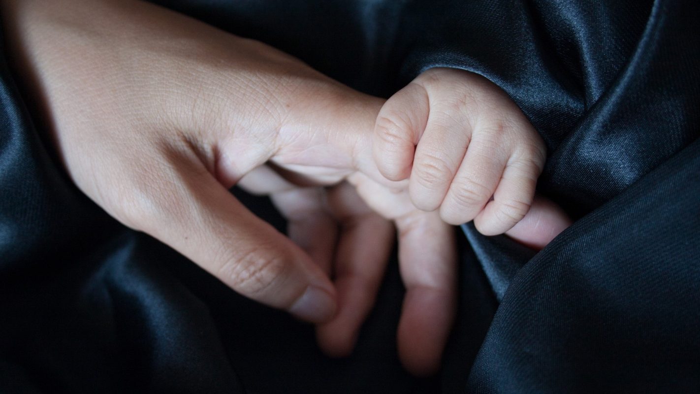 Filhos no Lattes: mãos de pessoa adulta e bebê
