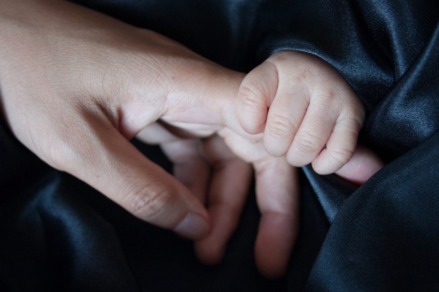 Filhos no Lattes: mãos de pessoa adulta e bebê