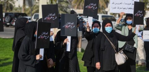 Protesto no Kuwait contra assassinato de mulher que recusou casamento: violência relacionada a gênero aumentou na pandemia (Foto: Jaber Abdulkhaleg / Anadolu Agency / AFP)