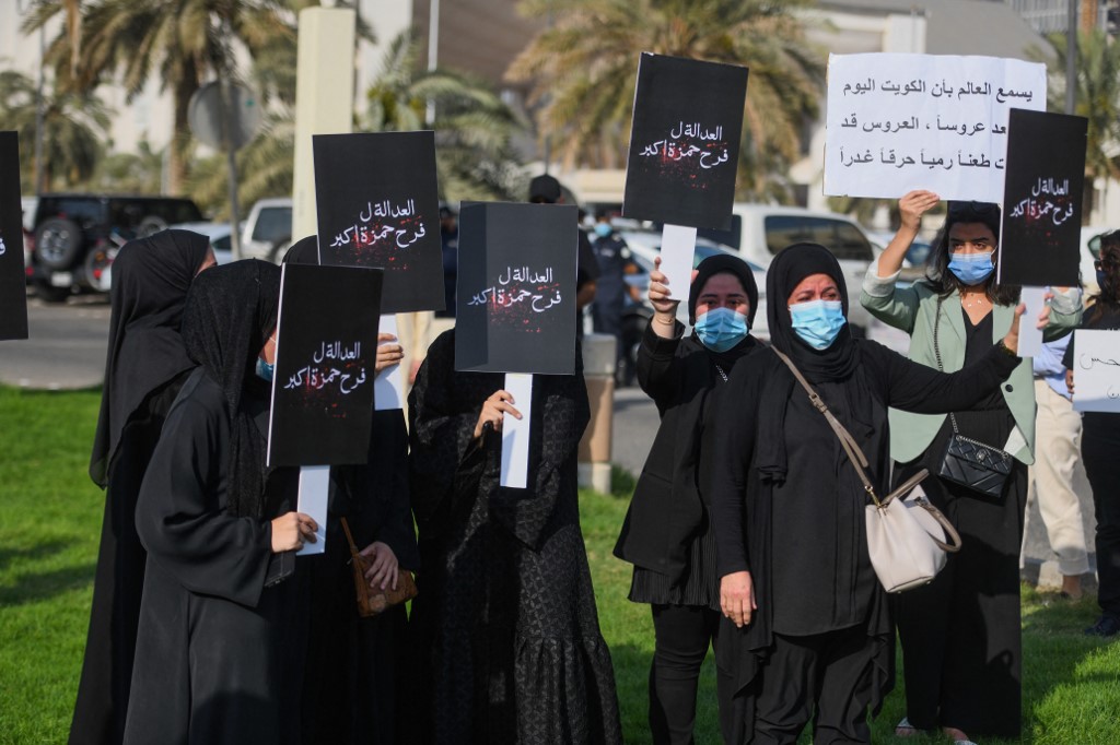 Protesto no Kuwait contra assassinato de mulher que recusou casamento: violência relacionada a gênero aumentou na pandemia (Foto: Jaber Abdulkhaleg / Anadolu Agency / AFP)
