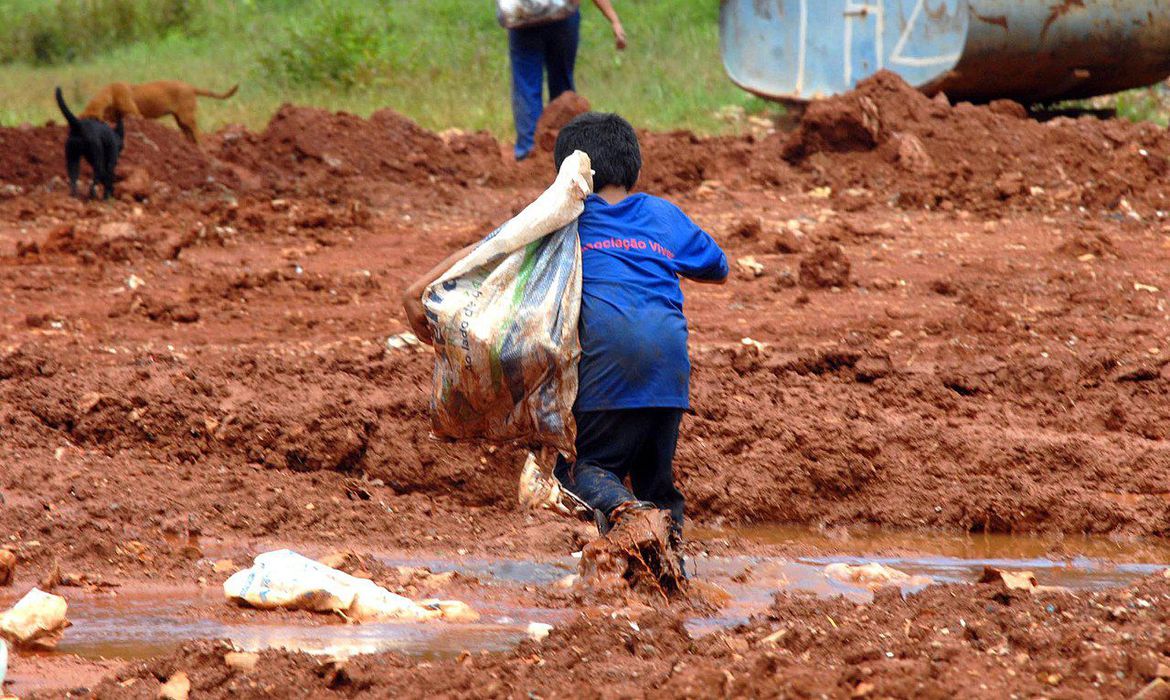 Menino em lixão próximo ao Distrito Federal: trabalho infantil aumentou com a pandemia e o fechamento das escolas (Foto: Marcelo Casal/Agência Brasil)