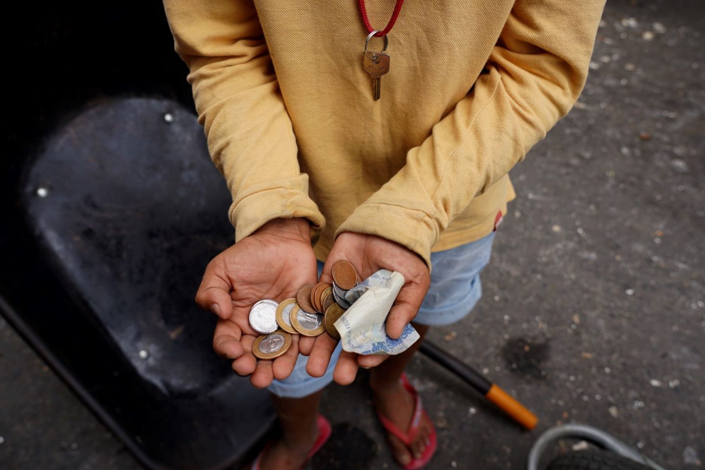Criança mostra trocados ganho com trabalho na feira em São José do Una (PE) : falta de acesso ao ensino remoto empurra crianças e adolescentes para o trabalho (Foto: Victoria Álvares)mpurra crianças e adolescentes para o trabalho (Foto: Victoria Álvares)