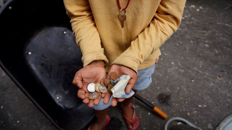 Criança mostra trocados ganho com trabalho na feira em São José do Una (PE) : falta de acesso ao ensino remoto empurra crianças e adolescentes para o trabalho (Foto: Victoria Álvares)mpurra crianças e adolescentes para o trabalho (Foto: Victoria Álvares)