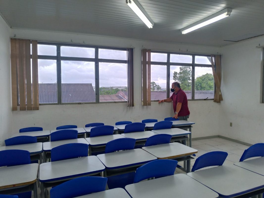 O professor Gilberto na escola vazia em Barra do Ribeiro: mãos calejadas revelam alunos que trabalham na lavroura (Foto de Emilene Lopes/Lição de Casa)