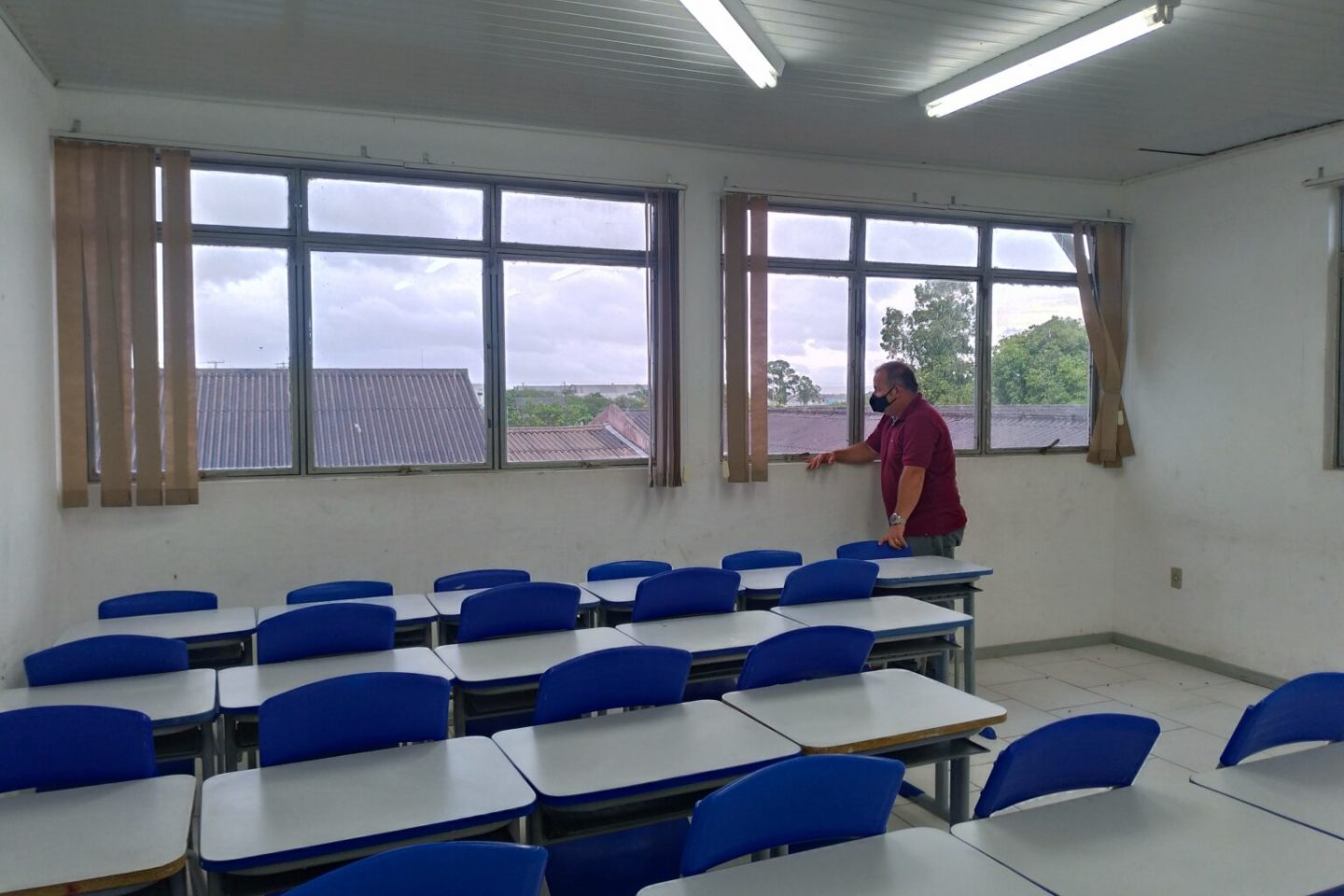 O professor Gilberto na escola vazia em Barra do Ribeiro: mãos calejadas revelam alunos que trabalham na lavroura (Foto de Emilene Lopes/Lição de Casa)