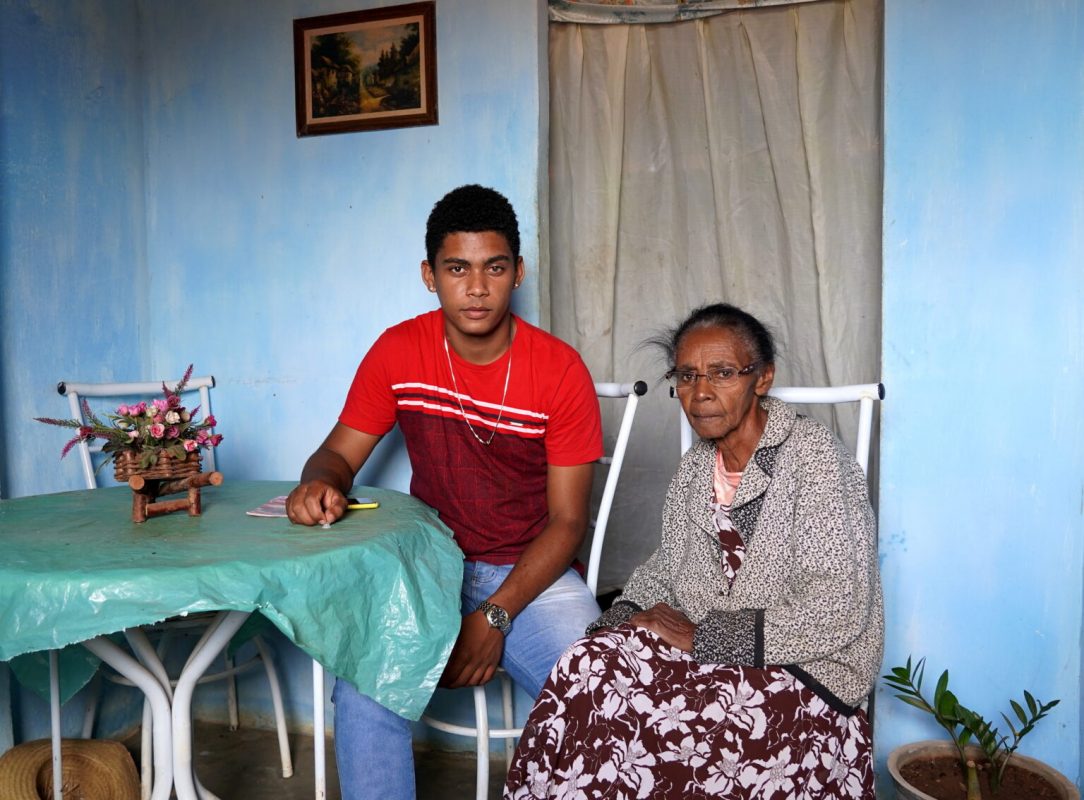 Arnaldo dos Santos e a avó Angelita na casa onde moram no agreste pernambucano: jovem começou a trabalhar aos 13 anos, e, hoje, aos 21, luta para terminar os estudos (Foto: Victoria Alvares/Lição de Casa)