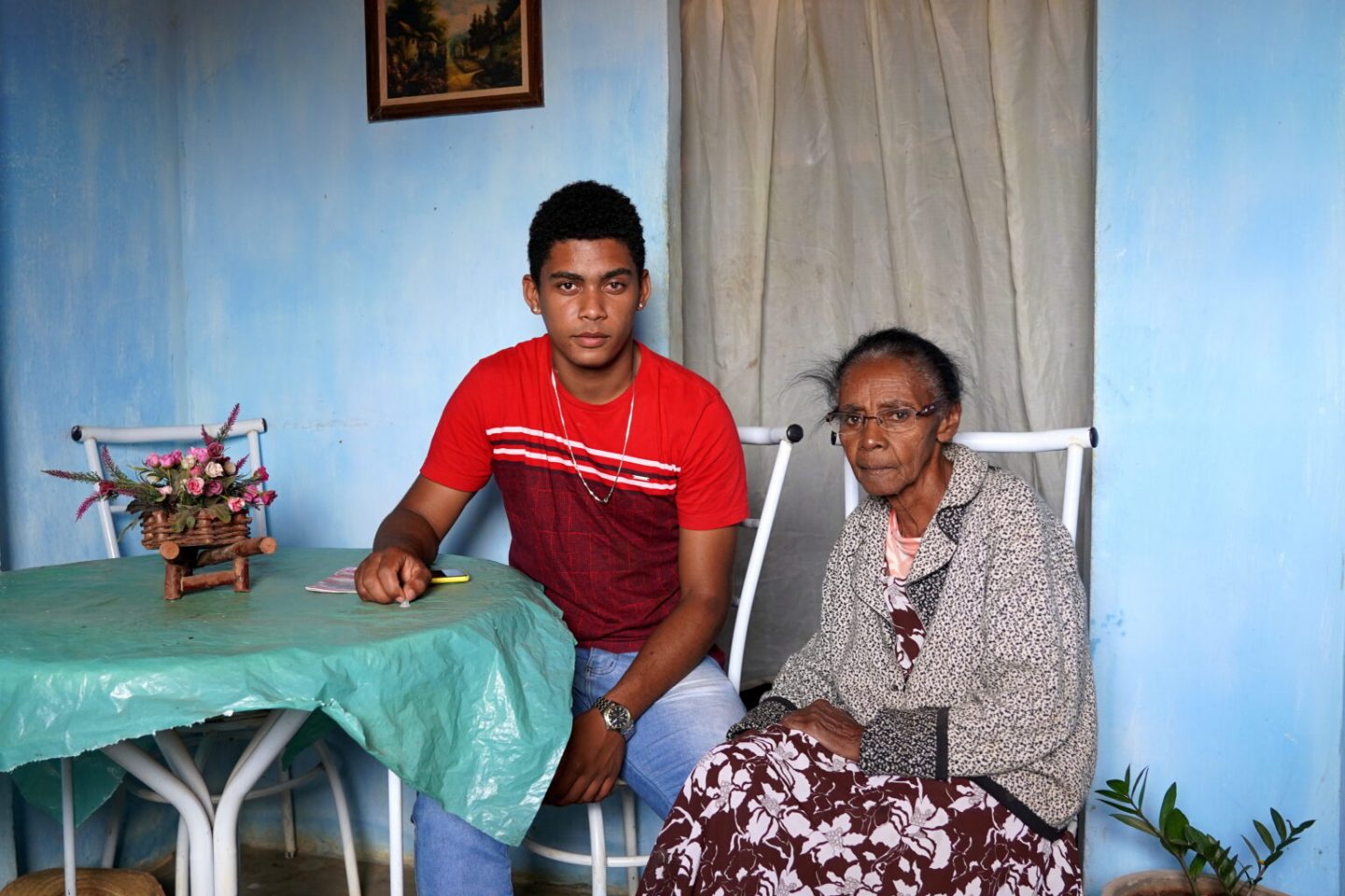 Arnaldo dos Santos e a avó Angelita na casa onde moram no agreste pernambucano: jovem começou a trabalhar aos 13 anos, e, hoje, aos 21, luta para terminar os estudos (Foto: Victoria Alvares/Lição de Casa)