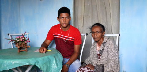 Arnaldo dos Santos e a avó Angelita na casa onde moram no agreste pernambucano: jovem começou a trabalhar aos 13 anos, e, hoje, aos 21, luta para terminar os estudos (Foto: Victoria Alvares/Lição de Casa)